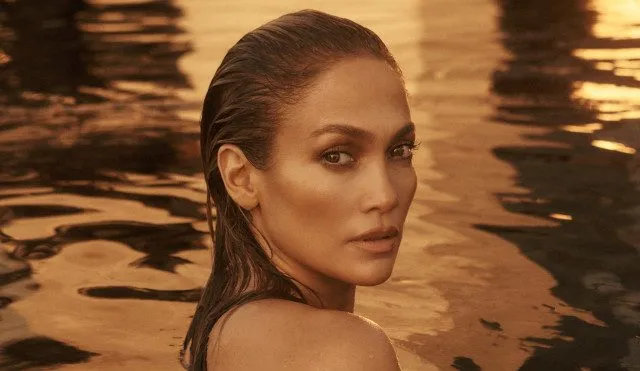 Jennifer Lopez, cesur pozlarıyla yürekleri hoplattı..