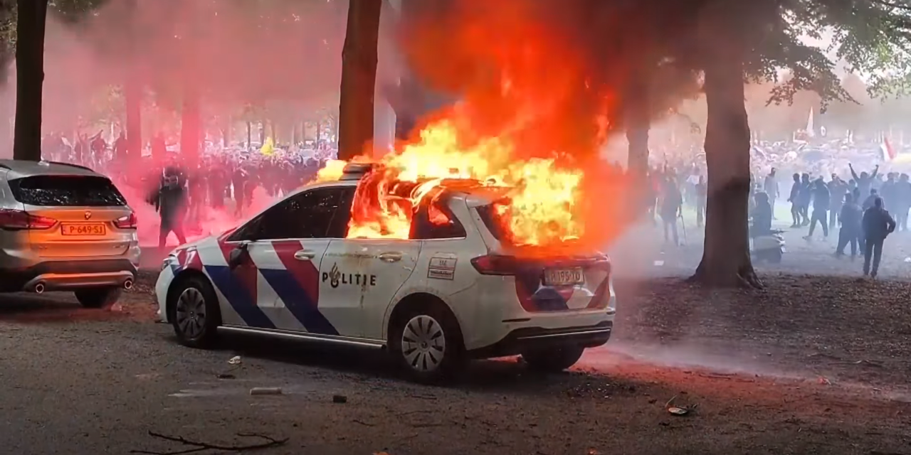 Hollanda Göçmen Karşıtı Protestoda Gerginlik Araçlar Ateşe Verildi